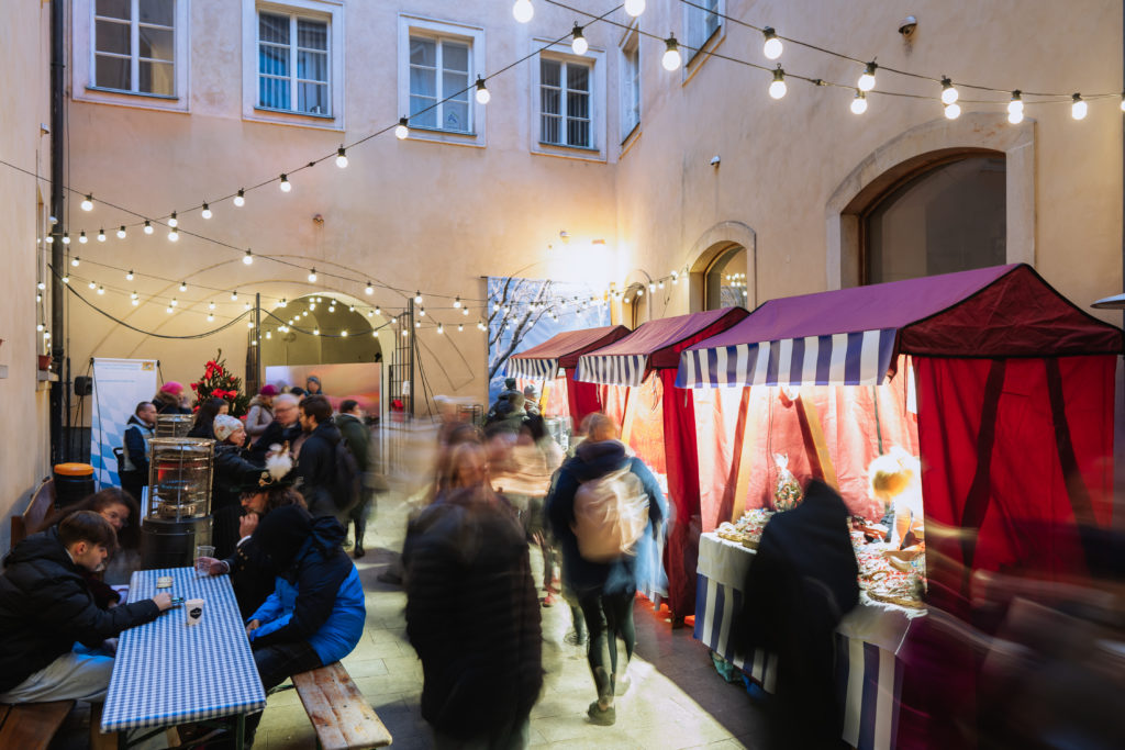 Stände im Innenhof der Bayerischen Repräsentanz in Prag.