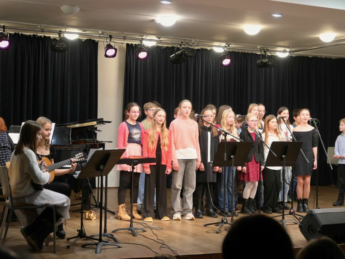 Schülerinnen und Schüler untermalten die Veranstaltung mit einstudierten Liedern.