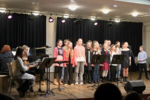 Schülerinnen und Schüler untermalten die Veranstaltung mit einstudierten Liedern.