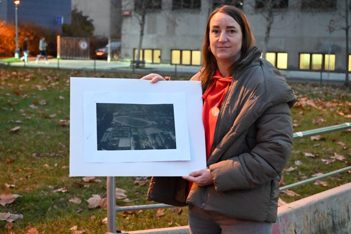 Zuzana Zuzanna Martinová aus dem Vorstand des FC Bayern Fanclubs für Tschechien und die Slowakei vor dem Nationalen Technikmuseum – wo sich einst der Platz des DFC Prags befand.