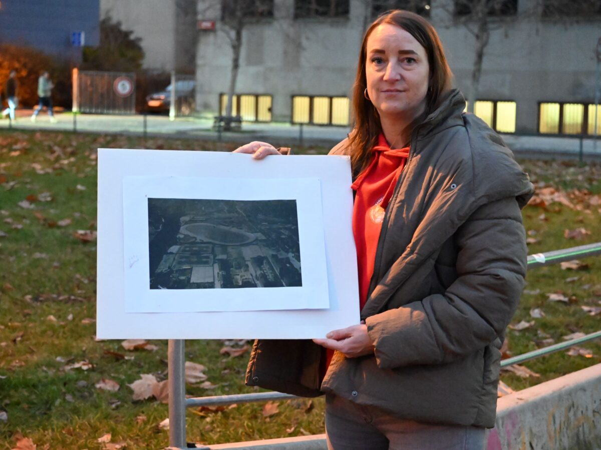 Zuzana Martinová aus dem Vorstand des FC Bayern Fanclubs für Tschechien und die Slowakei vor dem Nationalen Landwirtschaftsmuseum – wo sich einst der Platz des DFC Prags befand.