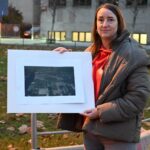 Zuzana Zuzanna Martinová aus dem Vorstand des FC Bayern Fanclubs für Tschechien und die Slowakei vor dem Nationalen Technikmuseum – wo sich einst der Platz des DFC Prags befand.