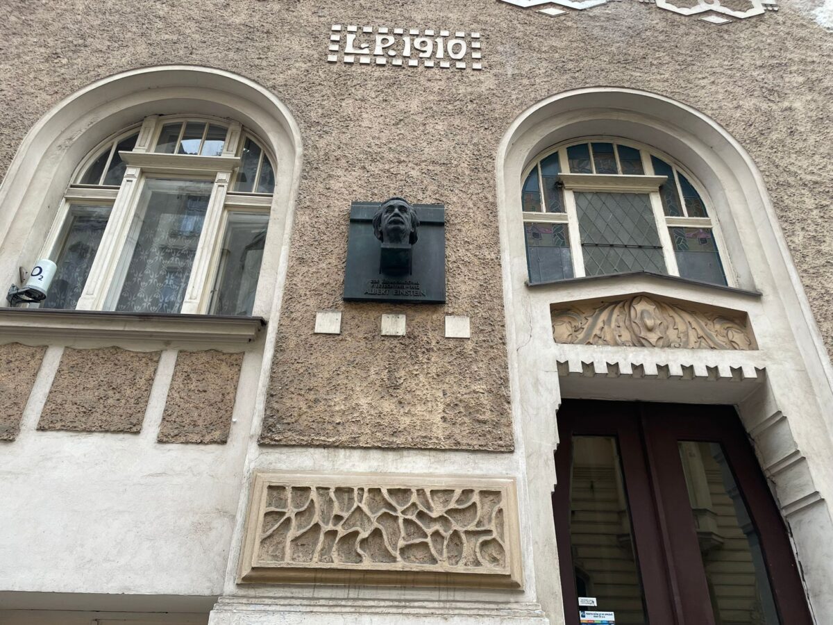 Das Haus von Einstein in Prag mit der Statue.