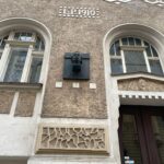 Das Haus von Einstein in Prag mit der Statue.