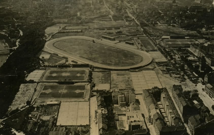 Zur Orientierung: Die südwestliche Ecke des Nationalen Technikmuseums befindet sich heute in etwa dort, wo sich früher der Mittelkreis des DFC-Platzes, inmitten der Rundlaufbahn befand.