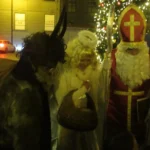 Nikolaus, Engel und Teufel sind auf Prags Straßen unterwegs.