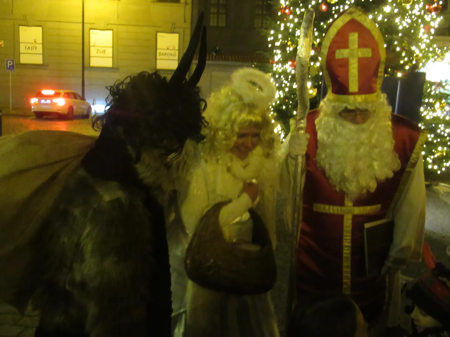 Nikolaus, Engel und Teufel sind auf Prags Straßen unterwegs.