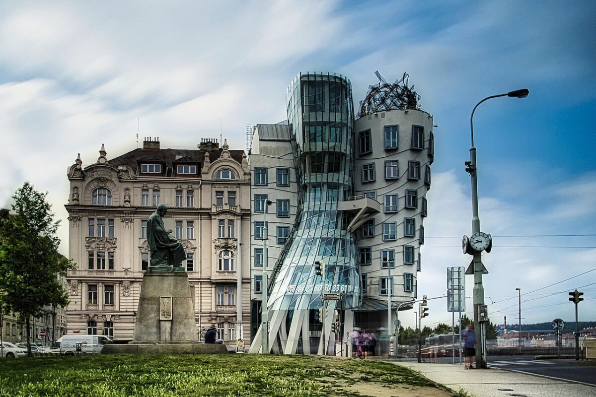 Das Tanzende Haus in Prag, entworfen von Frank Gehry und Vlado Milunić, zählt seit seiner Fertigstellung 1996 zu den markantesten modernen Bauwerken der tschechischen Hauptstadt.