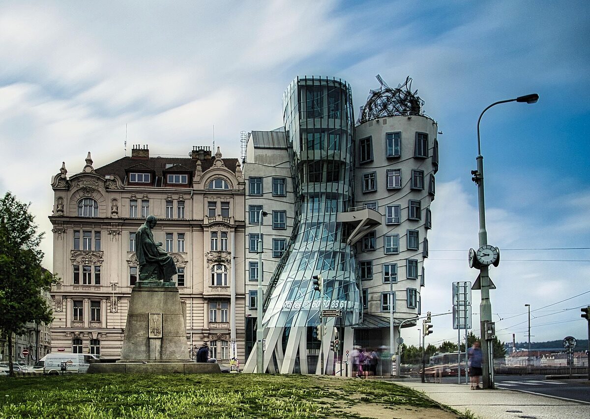 Das Tanzende Haus in Prag, entworfen von Frank Gehry und Vlado Milunić, zählt seit seiner Fertigstellung 1996 zu den markantesten modernen Bauwerken der tschechischen Hauptstadt.