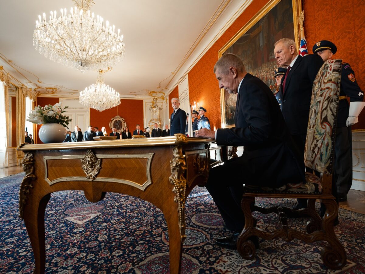 Andrej Babiš unterzeichnet auf der Prager Burg seine Ernennungsurkunde: Präsident Petr Pavel vereidigte den Wahlsieger am Dienstag offiziell als neuen tschechischen Premierminister.