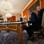 Andrej Babiš unterzeichnet auf der Prager Burg seine Ernennungsurkunde: Präsident Petr Pavel vereidigte den Wahlsieger am Dienstag offiziell als neuen tschechischen Premierminister.