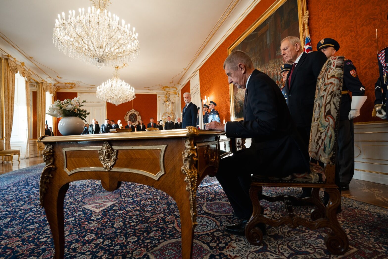 Andrej Babiš unterzeichnet auf der Prager Burg seine Ernennungsurkunde: Präsident Petr Pavel vereidigte den Wahlsieger am Dienstag offiziell als neuen tschechischen Premierminister.