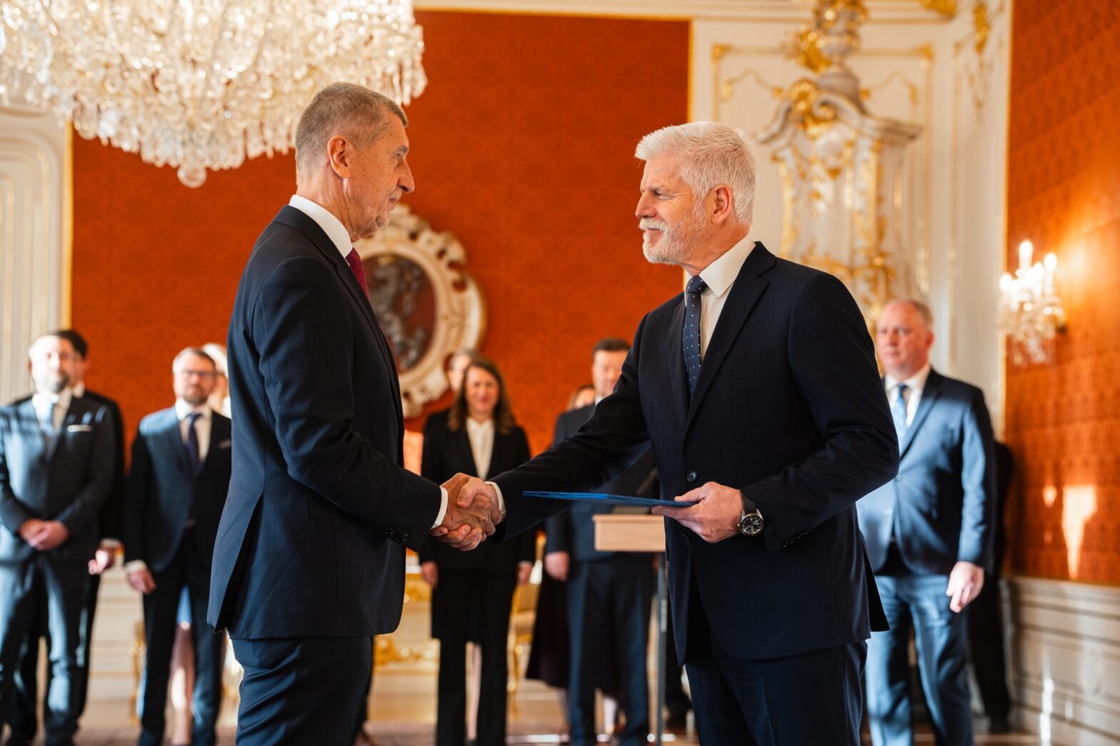 Präsident Petr Pavel (rechts) ernannte den ANO-Vorsitzenden Andrej Babiš am Dienstagmorgen zum neuen Premierminister.