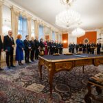 Die Ministerinnen und Minister der neuen tschechischen Regierung bei ihrer Ernennung am Montagmorgen auf der Prager Burg.