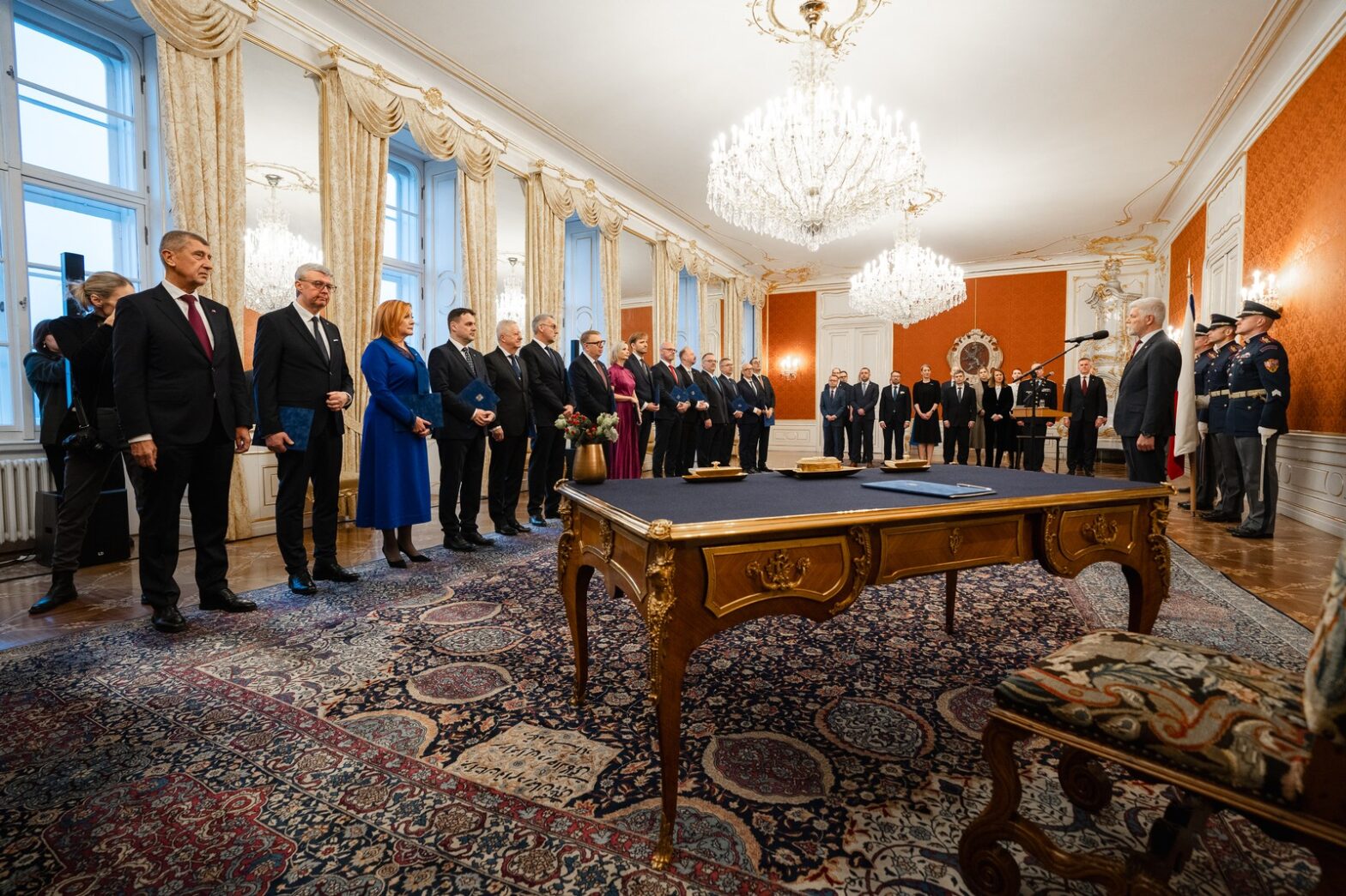 Die Ministerinnen und Minister der neuen tschechischen Regierung bei ihrer Ernennung am Montagmorgen auf der Prager Burg.