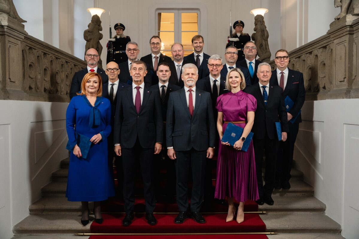 Präsient Petr Pavel (1. Reihe, 2.v.r.) mit den neu ernannten Mitgliedern der tschechischen Regierung.