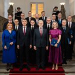 Präsient Petr Pavel (1. Reihe, 2.v.r.) mit den neu ernannten Mitgliedern der tschechischen Regierung.