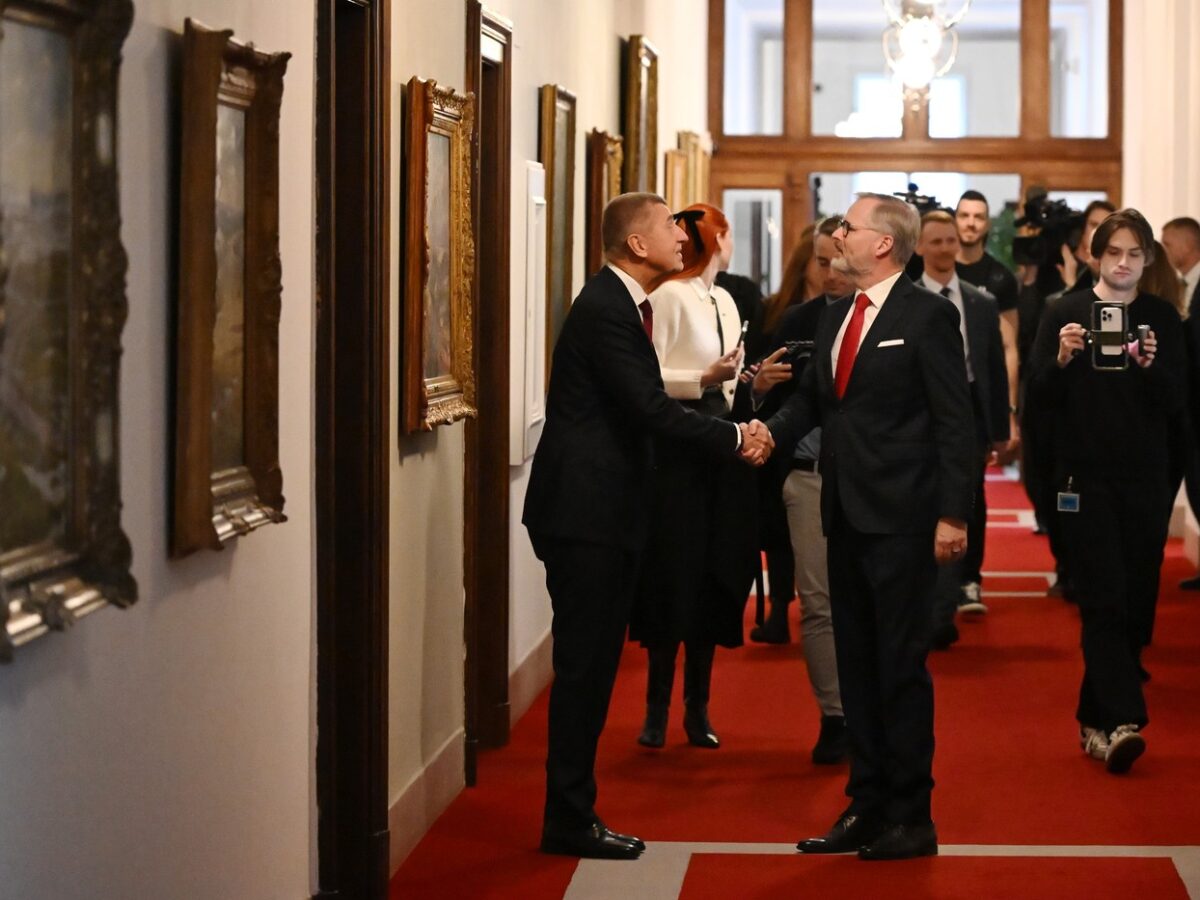 Der eine kommt - der andere geht. Andrej Babiš und Petr Fiala am vergangenen Montag bei der Amtsübergabe. Ex-Premierminister Fiala übergab seinem Amtsnachfolger einen Bericht zur Lage der Tschechischen Republik.