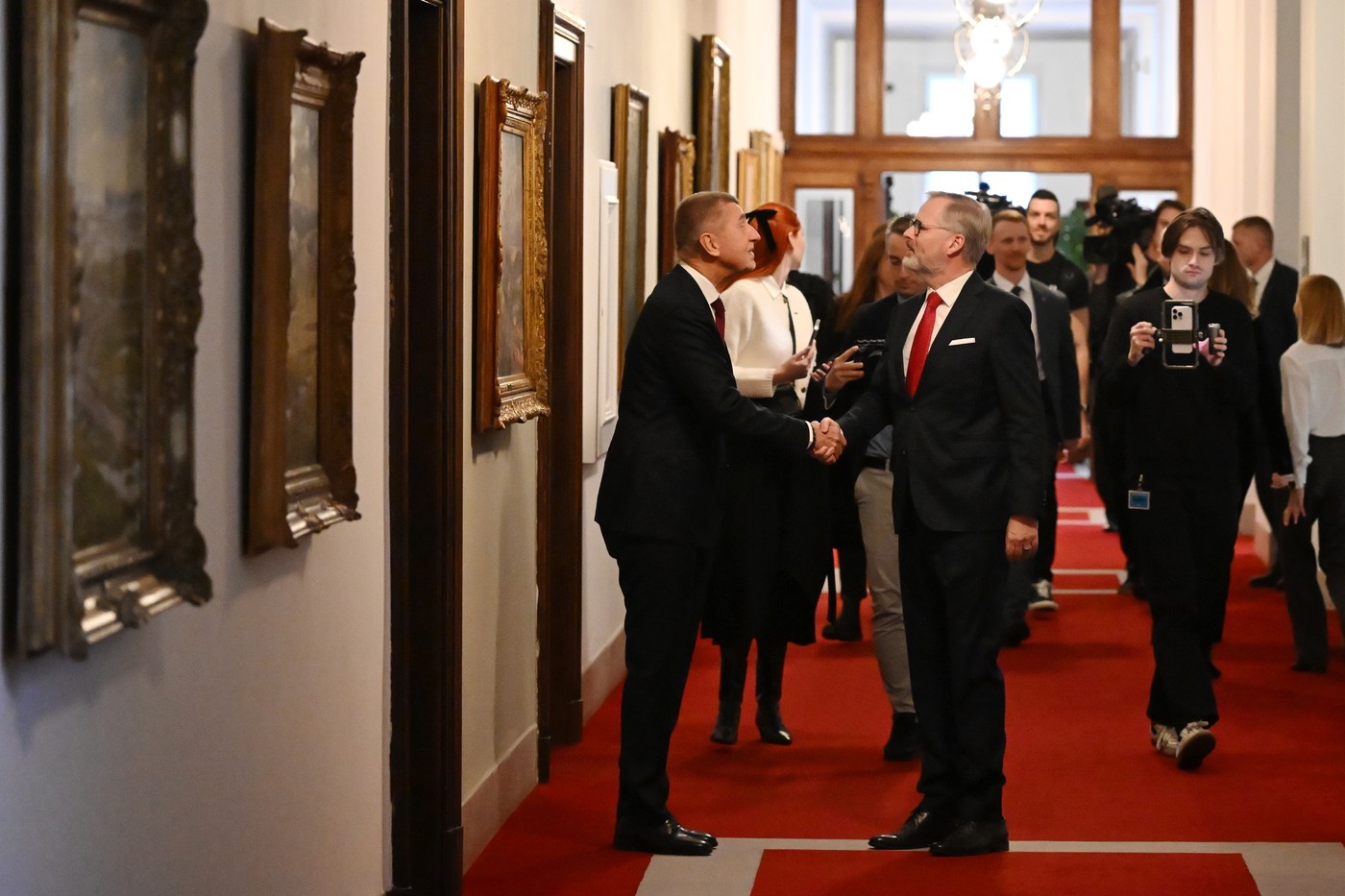 Der eine kommt - der andere geht. Andrej Babiš und Petr Fiala am vergangenen Montag bei der Amtsübergabe. Ex-Premierminister Fiala übergab seinem Amtsnachfolger einen Bericht zur Lage der Tschechischen Republik.