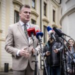 Filip Turek von der Autofahrer-Partei möchte gerne Umweltminister werden. Aufgrund homophober und rassistischer Äußerungen in den Sozialen Medien hat Präsident Pavel aber Einwende gegen die Personalie.