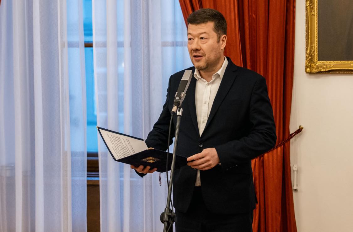 Tomio Okamura, der Präsident des Tschechischen Parlaments sowie Vorsitzender der SPD wird für seine Aussagen in Zusammenhang mit geflüchteten Ukrainerinnen und Ukrainern kritisiert.