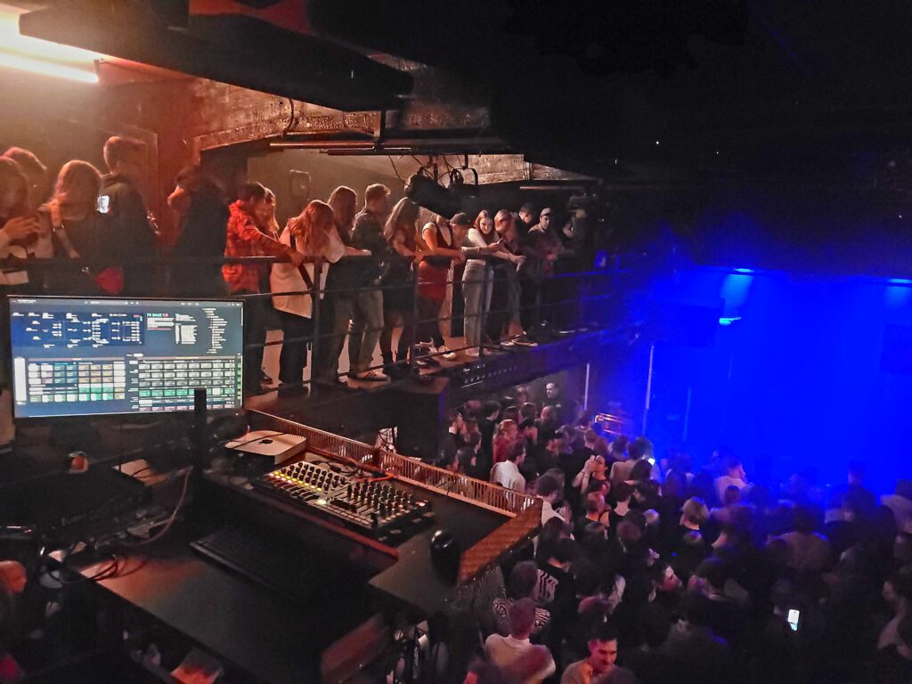 Im Fuchs2 warten die Leute aufgeregt, bis das Konzert anfängt.