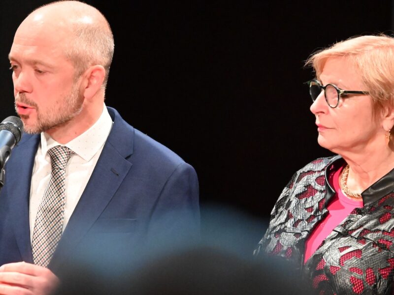 Der tschechische Geschäftsfüher Tomáš Jelínek und die bisherige deutsche Geschäftsführerin Petra Ernstberger.