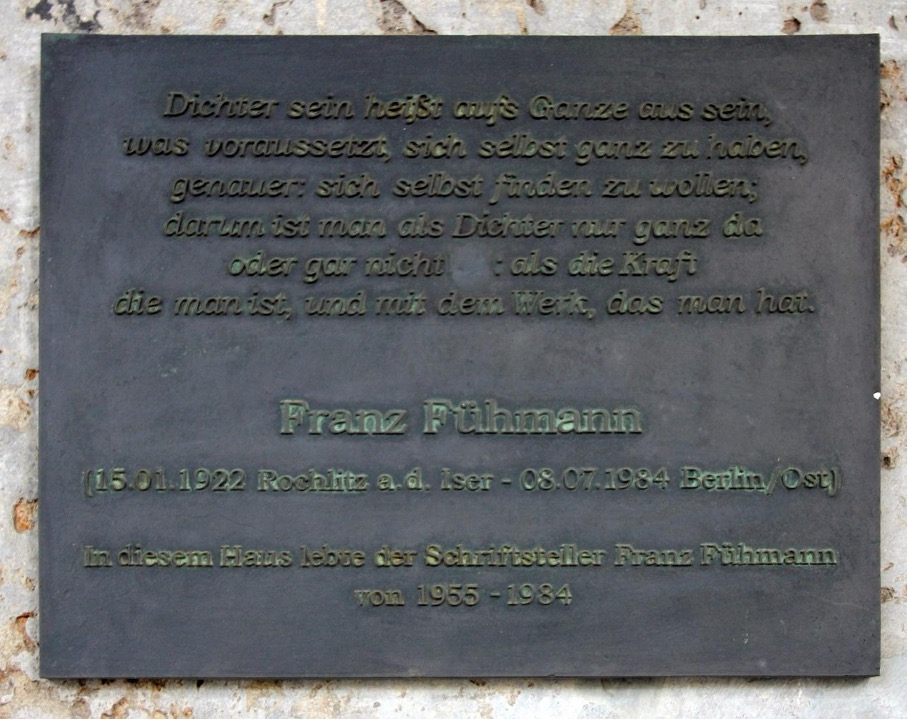 Gedenktafel am Haus Strausberger Platz 1 in Berlin-Friedrichshain. Foto: OTFW, Berlin / (CC BY-SA 3.0)