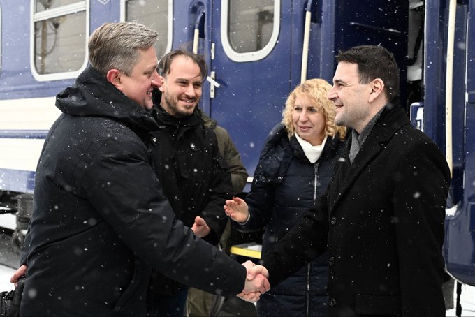 Der tschechische Außenminister Petr Macinka (rechts) traf heute morgen seinen ukrainischen Amtskollegen Andrij Sybiha (links). Es ist die erste Ukraine-Reise des tschechischen Außenministers, der in der Ukraine noch weitere Gespräche führen wird.