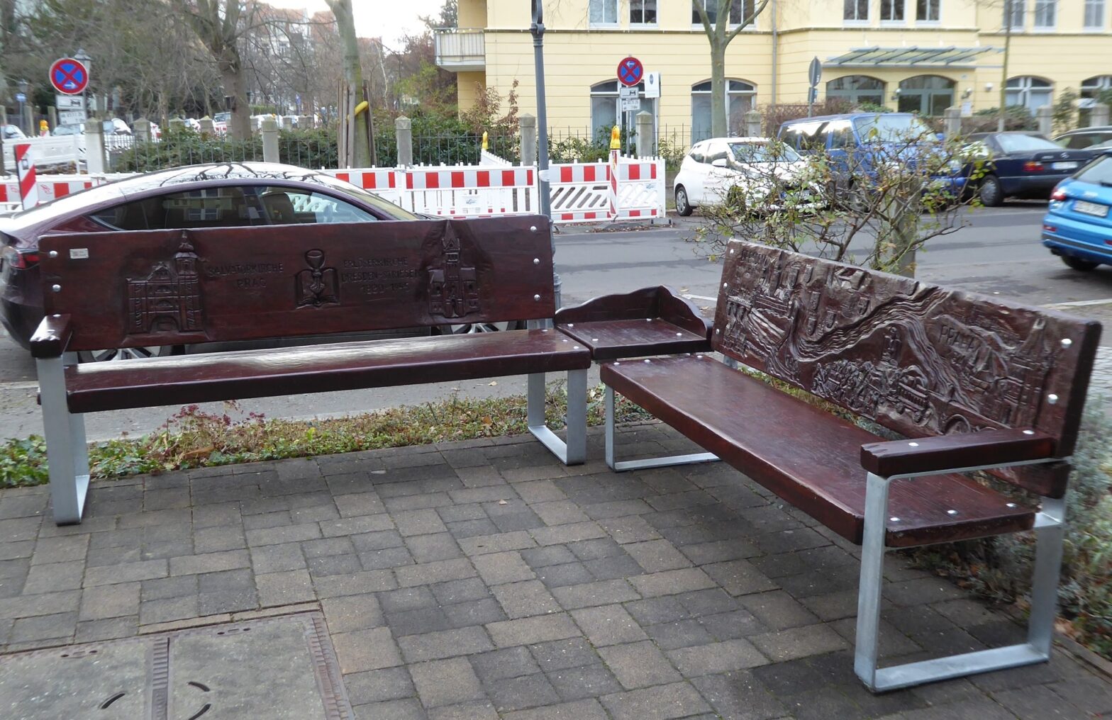 Entworfen und Geschnitzt wurde die „Böhmische Bank“ vom tschechischen Holzgestalter Ivo Švejnoha aus Kittlitz (Kytlice) im Lausitzer Gebirge.