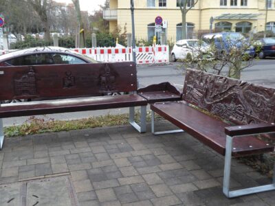 Entworfen und Geschnitzt wurde die „Böhmische Bank“ vom tschechischen Holzgestalter Ivo Švejnoha aus Kittlitz (Kytlice) im Lausitzer Gebirge.