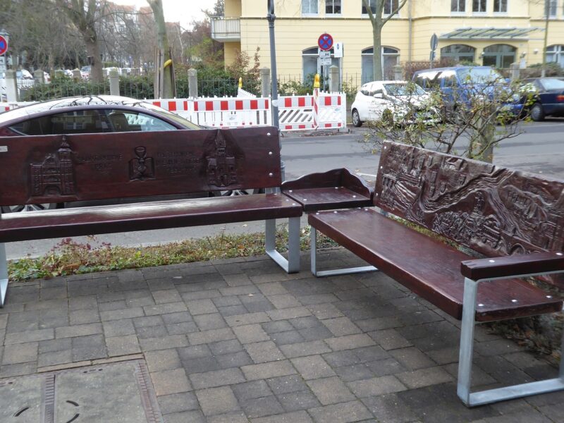 Entworfen und Geschnitzt wurde die „Böhmische Bank“ vom tschechischen Holzgestalter Ivo Švejnoha aus Kittlitz (Kytlice) im Lausitzer Gebirge.
