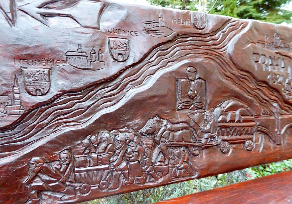 Die Schnitzereien der „Böhmischen Bank“ erzählen eine Geschichte sächsisch-böhmischer Beziehungen.