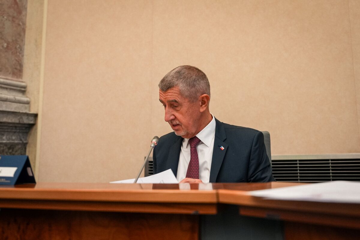 Premierminister Andrej Babiš – hier bei der Eröffnugn einer Kabinettsitzung am 22. Dezember – hat die Vertrauensfrage überstanden.