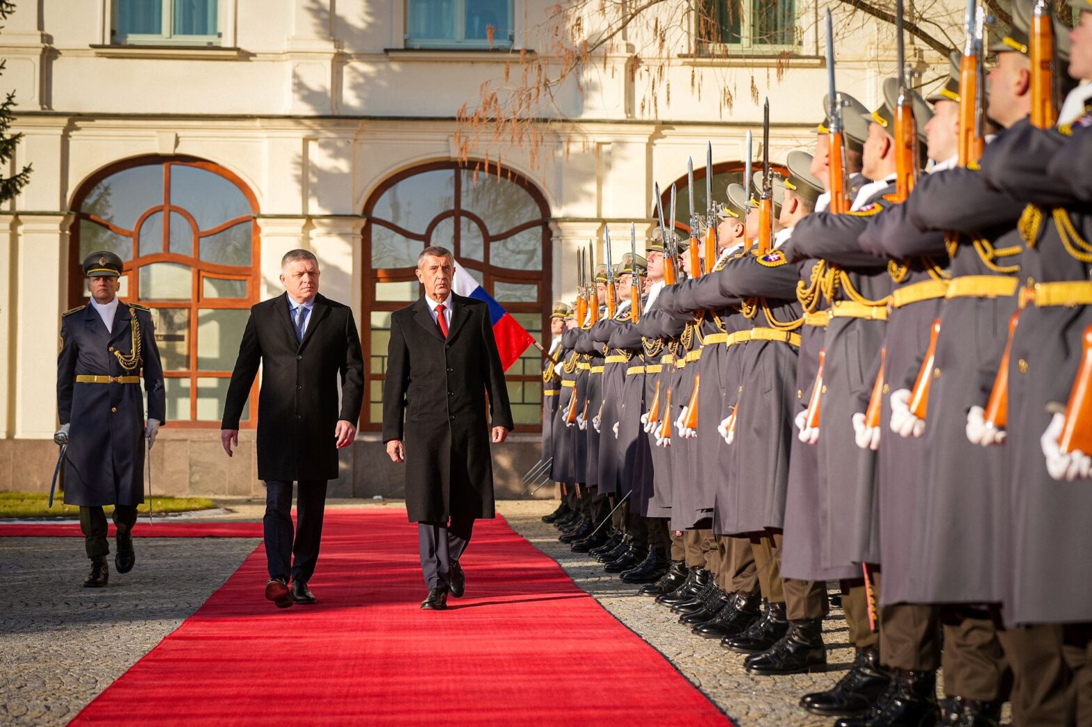 Der slowakische Premierminister Robert Fico und der tschechische Premierminister Andrej Babiš führten am 8. Januar 2026 eine Ehrengardeüberprüfung durch.