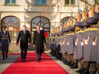 Der slowakische Premierminister Robert Fico und der tschechische Premierminister Andrej Babiš führten am 8. Januar 2026 eine Ehrengardeüberprüfung durch.
