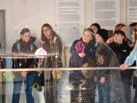 Tschechische und deusche Schülerinnen und Schüler in Universitätsgalerie N in Gablonz an der Neiße.