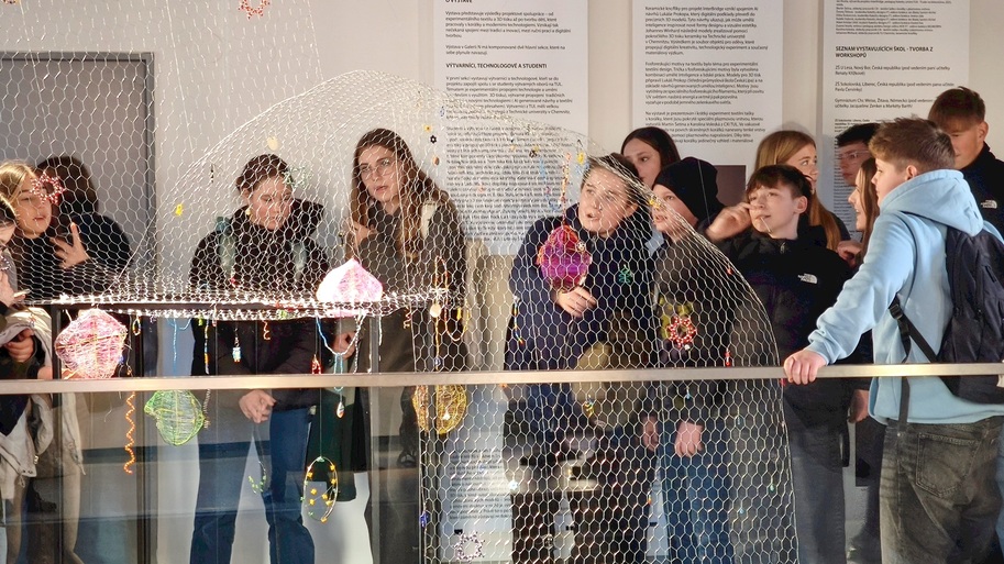 Tschechische und deusche Schülerinnen und Schüler in Universitätsgalerie N in Gablonz an der Neiße.