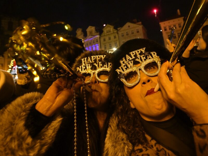 In Prag begrüßten das neue Jahr tausende Feiernde auf dem Altstädter Ring.