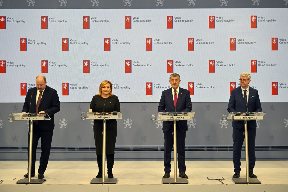 Am Montag unterzeichnete das Kabinett von Premierminister Andrej Babiš (ANO) die Programmerklärung der Koalitionsregierung. V.l.n.r.: Jeronym Tejc (Justizminister, ANO), Alena Schillerová (Finanzministerin, ANO), Andrej Babiš (Premierminister, ANO) und Karel Havlíček (Minister für Industrie und Handel, ANO).