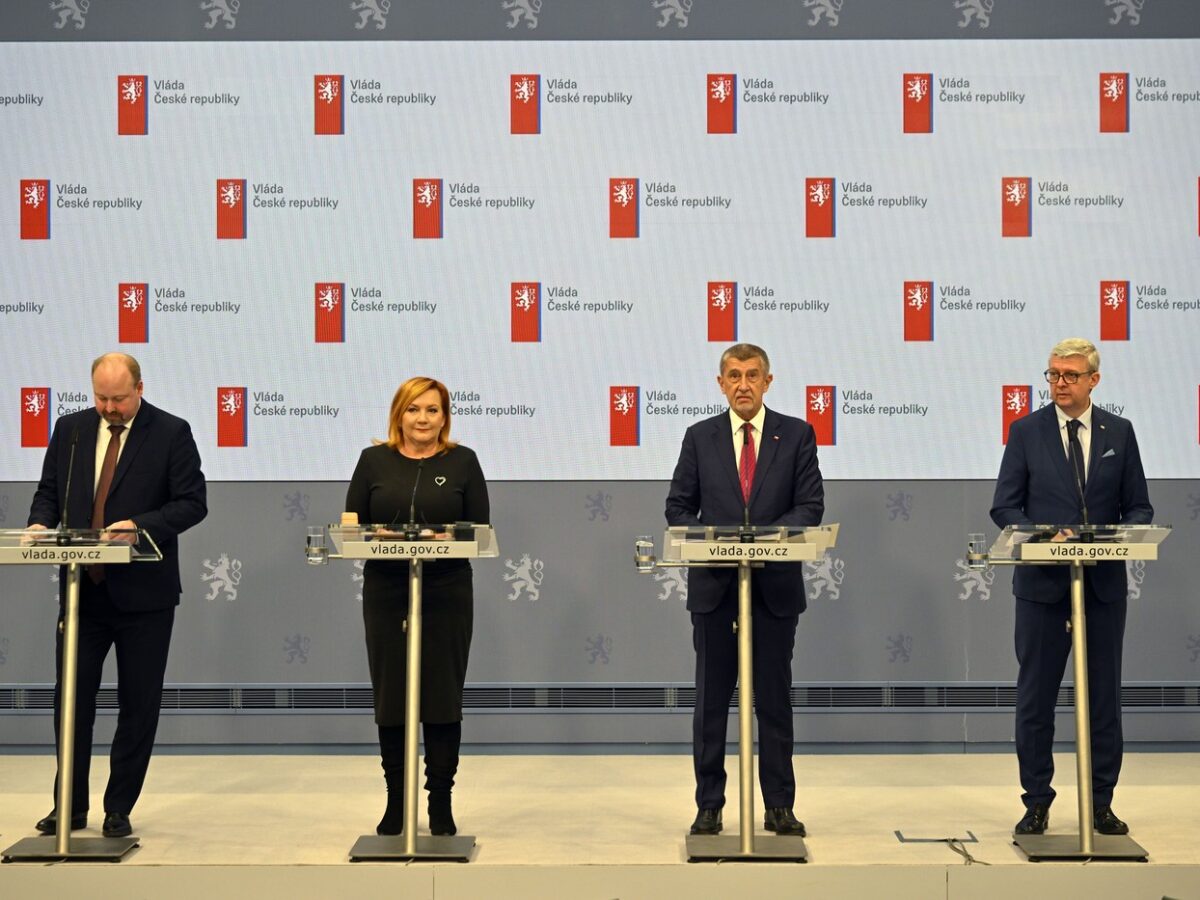 Am Montag unterzeichnete das Kabinett von Premierminister Andrej Babiš (ANO) die Programmerklärung der Koalitionsregierung. V.l.n.r.: Jeronym Tejc (Justizminister, ANO), Alena Schillerová (Finanzministerin, ANO), Andrej Babiš (Premierminister, ANO) und Karel Havlíček (Minister für Industrie und Handel, ANO).