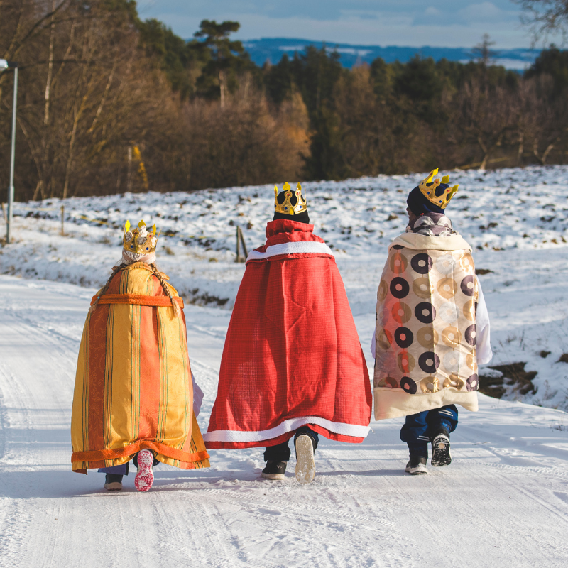 Als Heilige Drei Könige verkleidet sammeln Kinder Spenden bei der Dreikönigssammlung