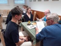 Im Gespräch mit den Mitgliedern des BGZ Havířov können die Jugendlichen ihre Deutschkenntnisse verbessern.