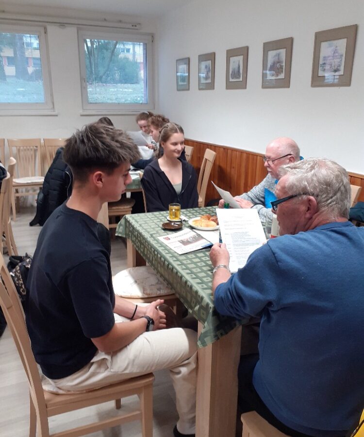 Im Gespräch mit den Mitgliedern des BGZ Havířov können die Jugendlichen ihre Deutschkenntnisse verbessern.