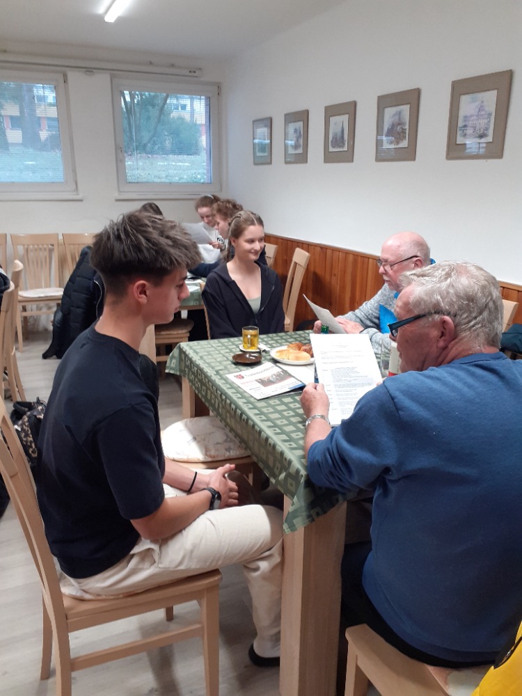 Im Gespräch mit den Mitgliedern des BGZ Havířov können die Jugendlichen ihre Deutschkenntnisse verbessern.