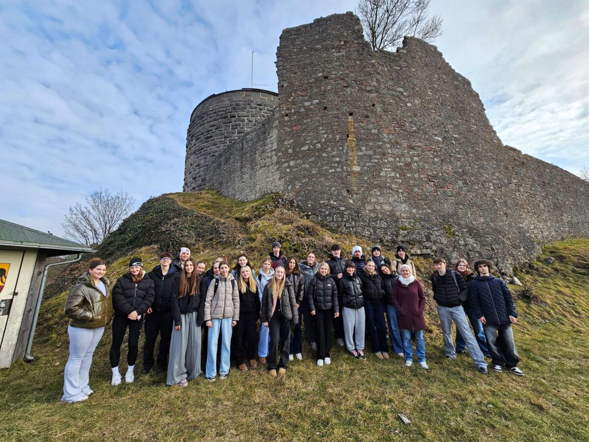 Gruppenfoto vor der Burgruine Botenlauben, unweit des Heiligenhofs in Bad Kissingen, in welchem Jugendliche aus Deutschland und Tschechien zur Ost-West Jugendakademie zusammenkamen.
