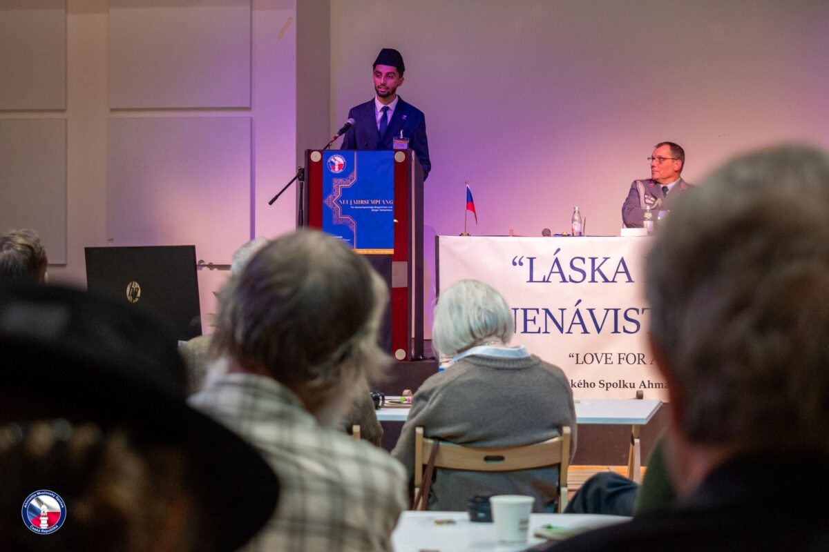 „Ich danke Ihnen, dass sie sich ihre Offenheit bewahrt haben und heute hier sind“, eröffnete Kashif Janjua, der Vorsitzende der Ahamdiyya Muslim Gemeinde in Tschechien den Abend.