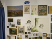 Mark Ther hat in seiner Installation Werke bekannter und weniger bekannter deutscher Künstler aus Troppau und Umgebung integriert.