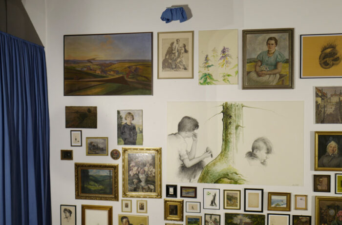 Mark Ther hat in seiner Installation Werke bekannter und weniger bekannter deutscher Künstler aus Troppau und Umgebung integriert.