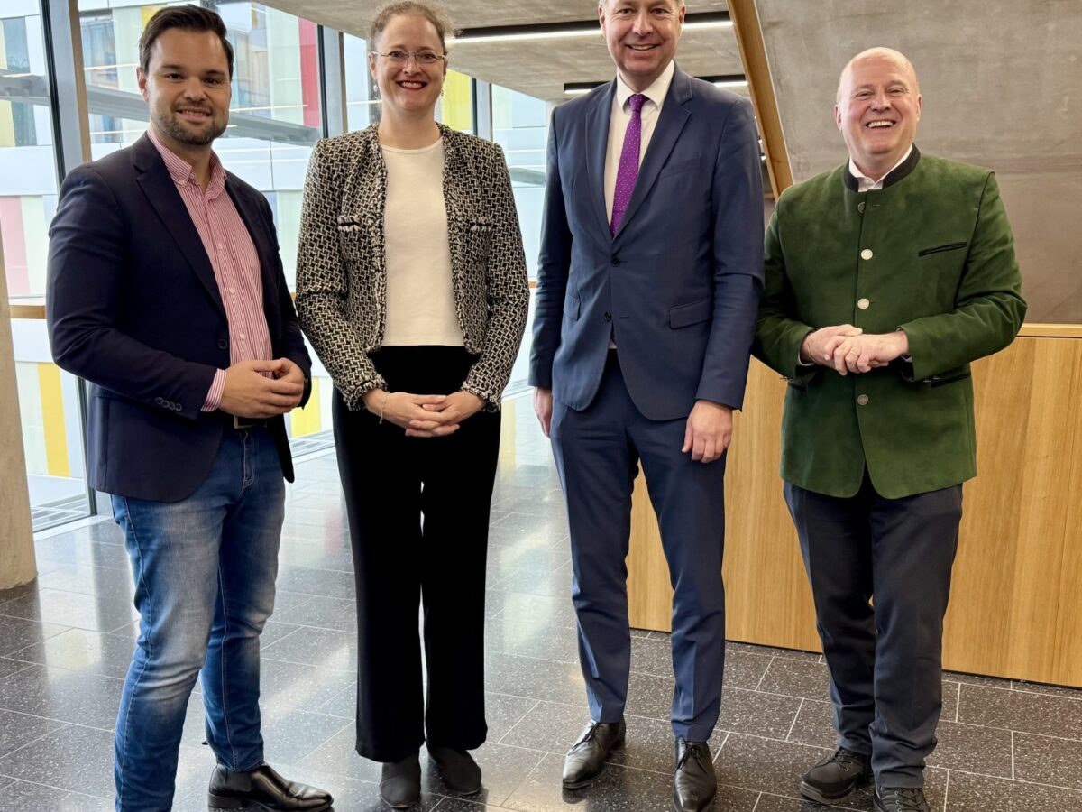 Dr. Marco Just Quiles,  Cristina Arheit-Zapp, Stephan Mayer und Hartmut Koschyk (v. l. n. r.) beim gemeinsamen Austausch in Berlin.